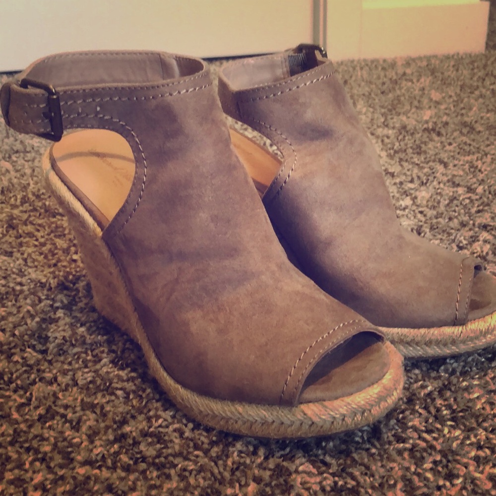 Women’s wedge shoes